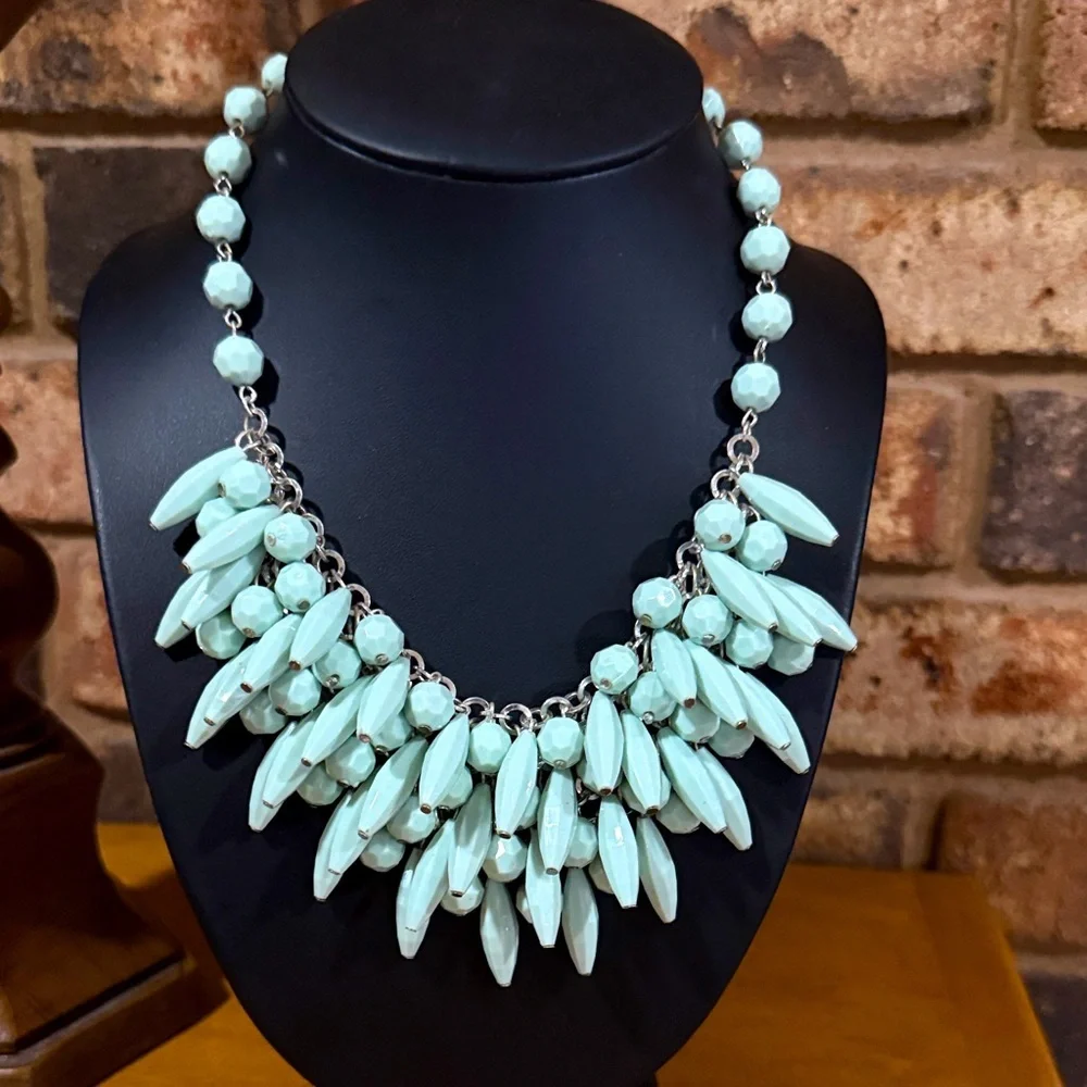 Avon Mark Collected Treasures Sea Foam Green Necklace